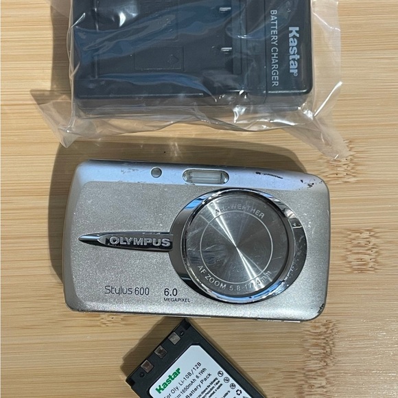Olympus Stylus 600 Digital Camera & Batter+charger-no Memory Card -works - Picture 1 of 5